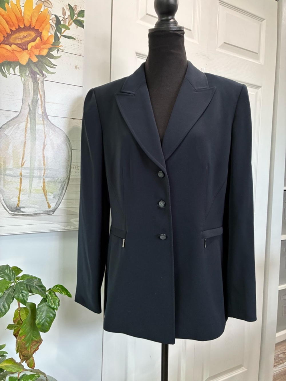 Beautiful Tahari Women's  Navy Tailored Blazer Jacket